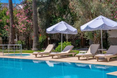 Chillos Beach Hotel & Lounge