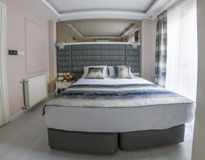Crowned Hotel