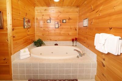 Majestic Manor - Five Bedroom Cabin
