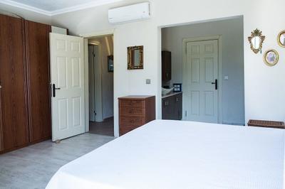 Important Group Villa Daisy