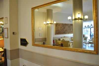 King - Mokinba Hotels