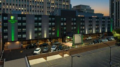 Holiday Inn and Suites Chicago-Downtown