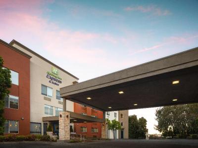 Holiday Inn Express Hotel & Suites Belmont 