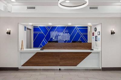 Holiday Inn Express & Suites Chicago-Algonquin