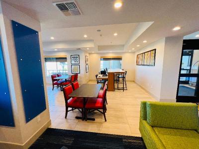 Holiday Inn Express & Suites Salinas
