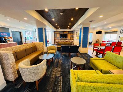 Holiday Inn Express & Suites Salinas