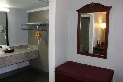 Econo Lodge near The Domain - The Arboretum