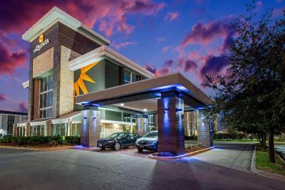La Quinta Inn & Suites Dallas I-35