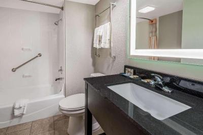 La Quinta Inn & Suites Dallas I-35