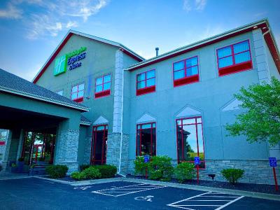 Holiday Inn Express and Suites Olathe North