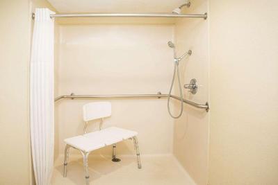 Days Inn & Suites by Wyndham Columbia Airport