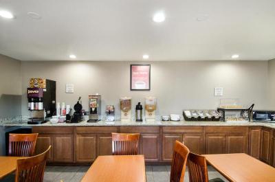 Econo Lodge Inn & Suites West of Boston