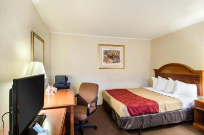 Econo Lodge Inn & Suites West of Boston