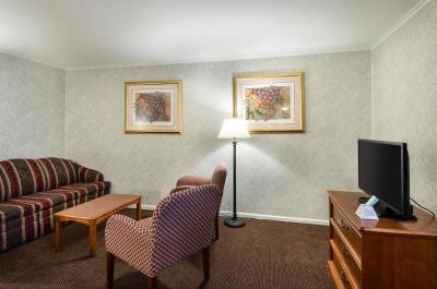 Econo Lodge Inn & Suites West of Boston