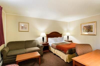 Econo Lodge Inn & Suites West of Boston