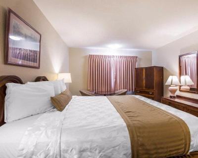 Econo Lodge Bay Breeze