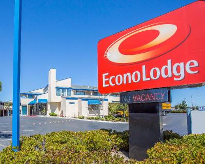 Econo Lodge Bay Breeze