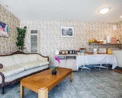 Econo Lodge Bay Breeze