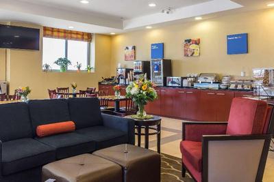 Comfort Inn & Suites Airport La Guardia Airport