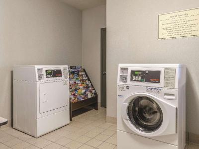 La Quinta Inn & Suites Kansas City Airport