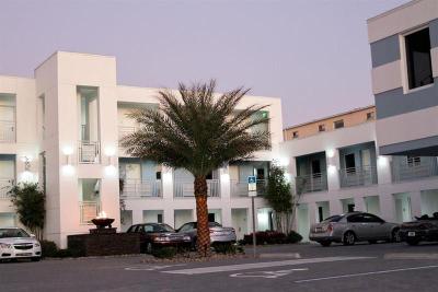 La Breeze Inn & Suites