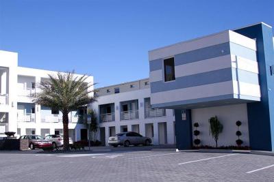 La Breeze Inn & Suites