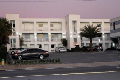 La Breeze Inn & Suites