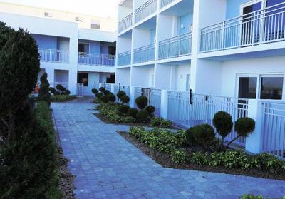 La Breeze Inn & Suites