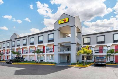 Super 8 by Wyndham Orlando Near Florida Mall