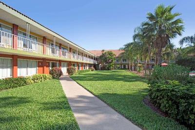 Days Inn by Wyndham Cocoa Cruiseport West At I-95