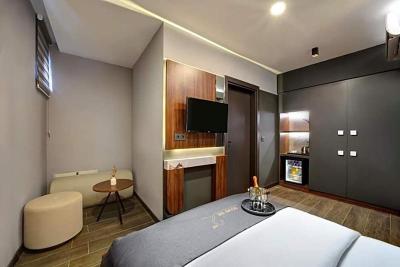 Second Suit Hotel