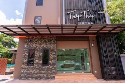Thip Thip Hotel By Zuzu