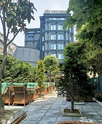 Porta Romanos Hotel