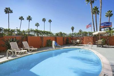 Howard Johnson by Wyndham San Diego Sea World