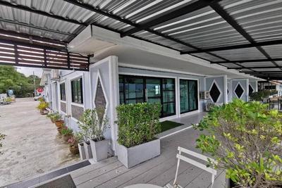 Chaiyai River Front Hotel By Zuzu