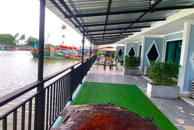 Chaiyai River Front Hotel By Zuzu