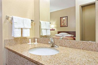 Super 8 by Wyndham St. Louis Airport