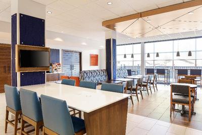 Holiday Inn Express & Suites Morrow Atlanta South