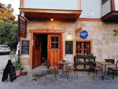 Kuyu Beergarden & Hostel