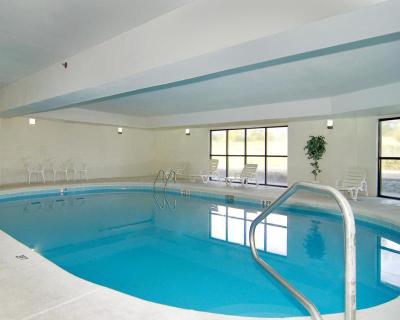 Rodeway Inn & Suites Suburbs