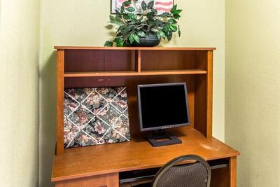 Rodeway Inn & Suites Suburbs