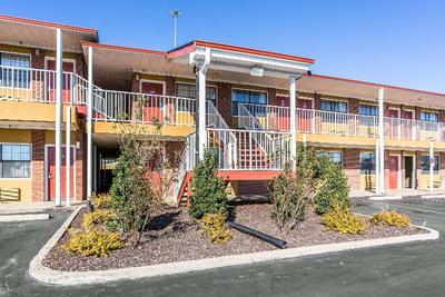 Rodeway Inn & Suites Suburbs