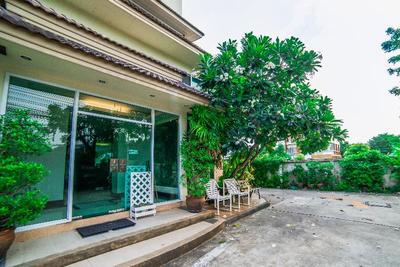Kanavera House Sriracha