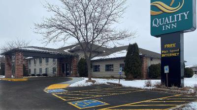 AmericInn by Wyndham Reedsburg