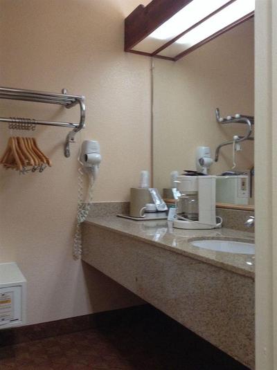 Econo Lodge Inn & Suites Coliseum
