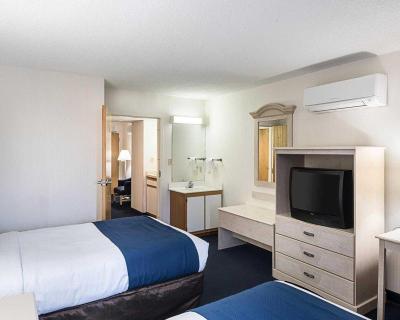 Econo Lodge & Suites Resort