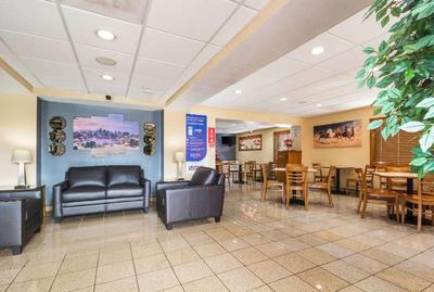 Econo Lodge  Inn & Suites I-35 at Shawnee Mission