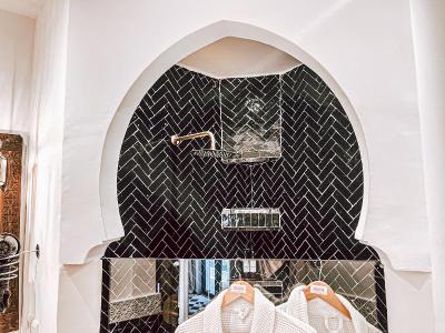 Riad Nelia Signature