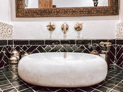 Riad Nelia Signature