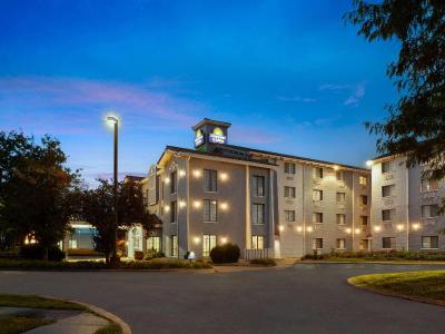 Days Inn & Suites by Wyndham Arlington Heights